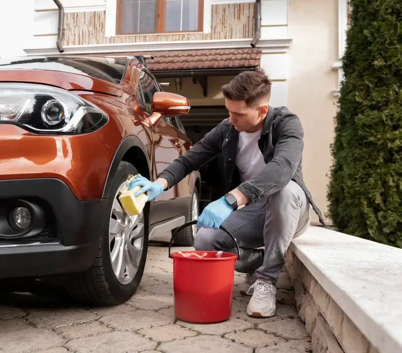 Lavage auto à domicile Saint-Bonnet-la-Rivière : professionnel intervenant sur un véhicule